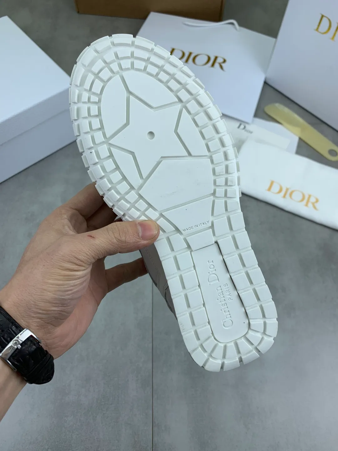Men's men's shoes P560 new Dior Tech sneakers 2026 early spring series new products, with fashionable details, highlighting retro aesthetics. The light beige anti-suede cow leather upper is spliced ​​with apricot transparent mesh fabric on the side. The upper window edge is adhered with high-frequency flat ironing and back-pressure. It replicates the original craftsmanship, making it beautiful and comfortable without falling off. The interior is made of sheep lining of the same color and is soft and comfortable. The heel and tongue are embellished with the Paris logo. The textured TPU soles with the same color logo. The high-end version is exquisitely packaged with an airplane box, adding to the high-end style. Color: 4️⃣colors available Size: Female 35-41 Male 39-46